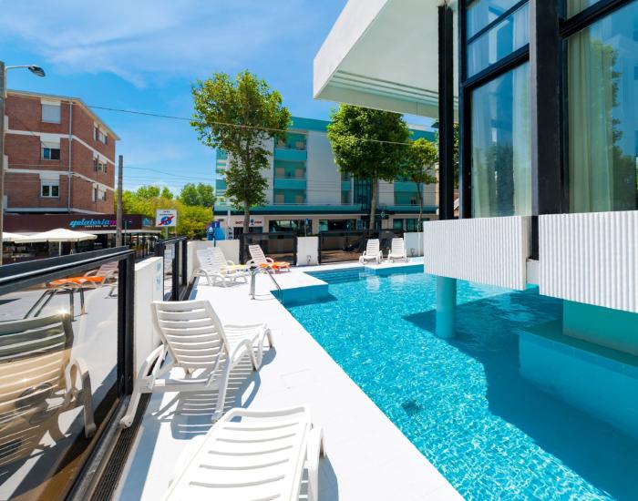 Speciale fine Agosto  hotel fronte mare con piscina 